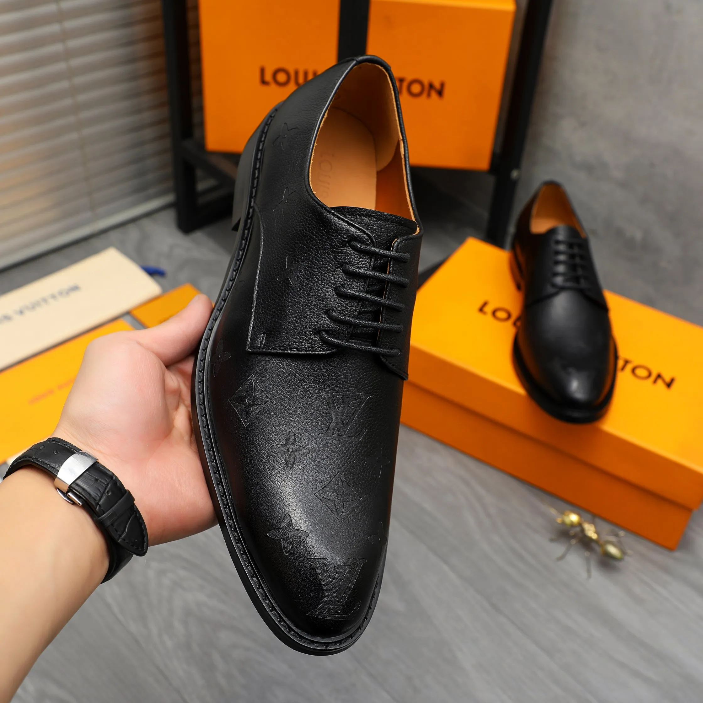 Men's shoes 💰p460 Product trademark: LV (Louis Vuitton) business lace-up formal leather shoes Regular size: 39-44 (38.45 custom-made, non-refundable) Product materials: Selected high-quality pebbled cowhide embossed upper, cowhide lining, original rubber outsole